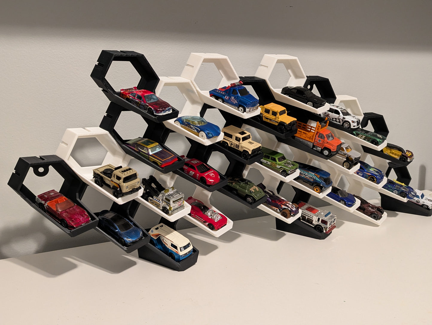 1:64 Modular Cars Rack 36 parts, 18 white, 18 black