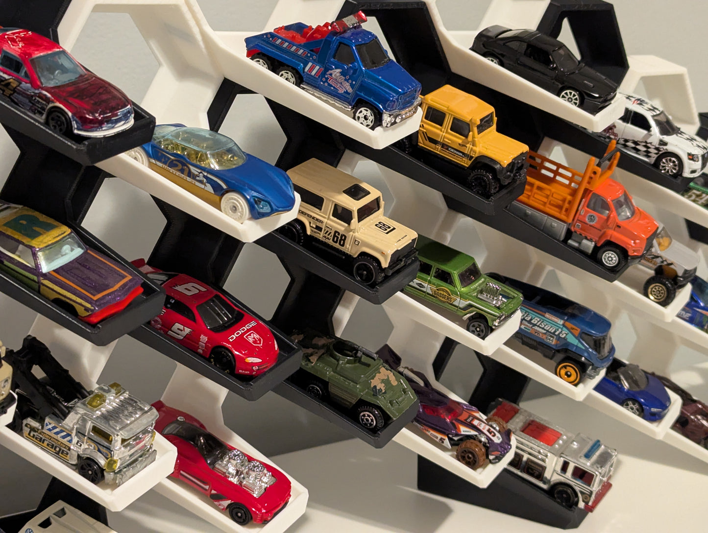 1:64 Modular Cars Rack 36 parts, 18 white, 18 black