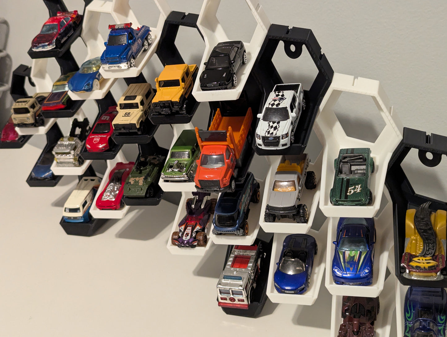 1:64 Modular Cars Rack 36 parts, 18 white, 18 black
