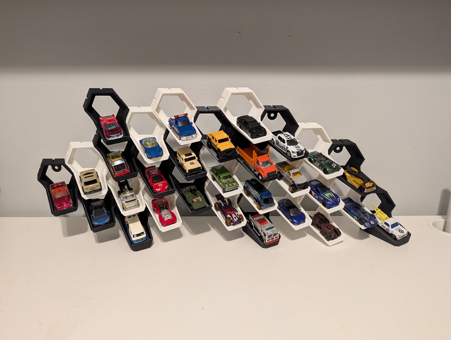 1:64 Modular Cars Rack 36 parts, 18 white, 18 black
